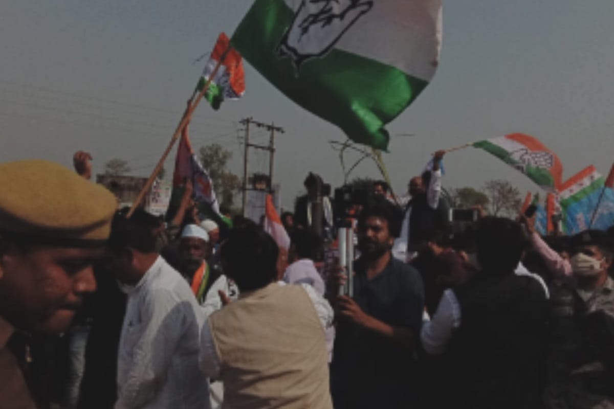 Priyanka Gandhi reached in Meerut Kisan Mahapanchayat riding on a tractor in a blue dress