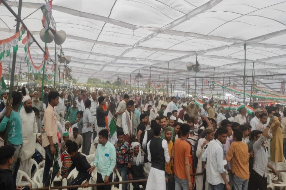 Priyanka Gandhi reached in Meerut Kisan Mahapanchayat riding on a tractor in a blue dress