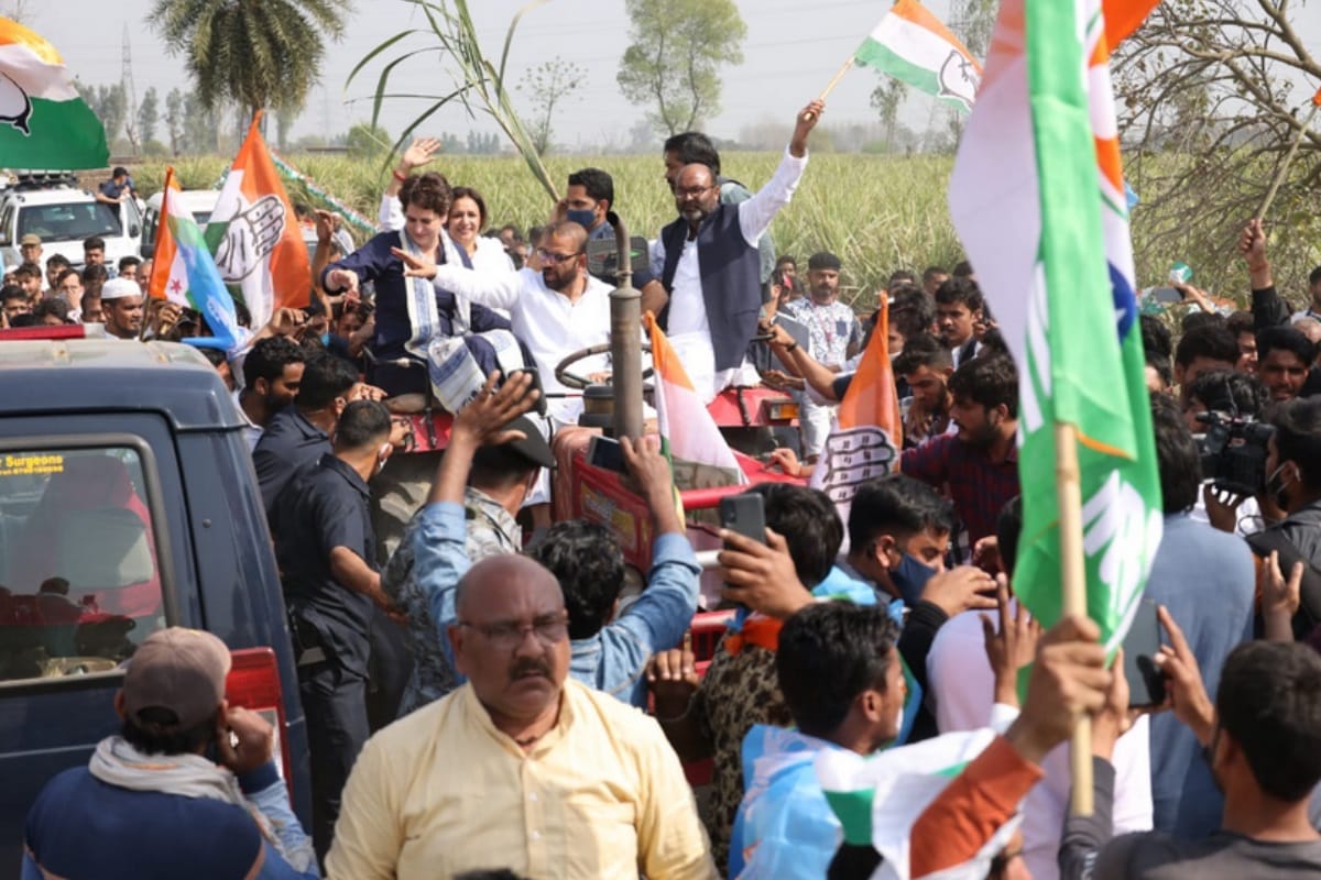 Priyanka Gandhi reached in Meerut Kisan Mahapanchayat riding on a tractor in a blue dress
