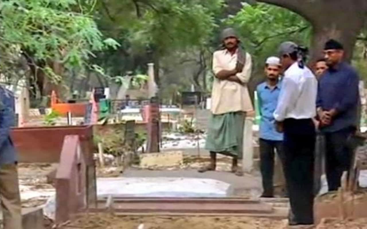 shahrukh khan payed tribute to his parents in graveyard at delhi