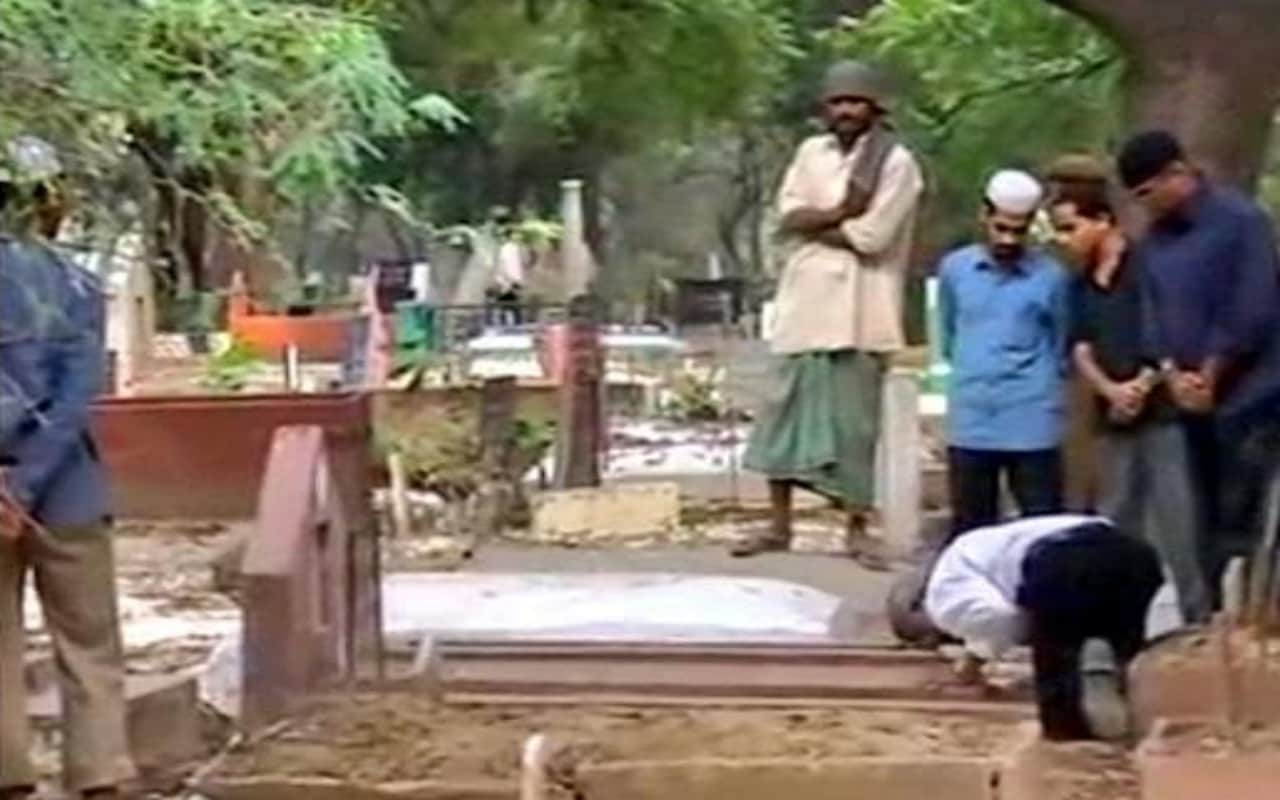 shahrukh khan payed tribute to his parents in graveyard at delhi