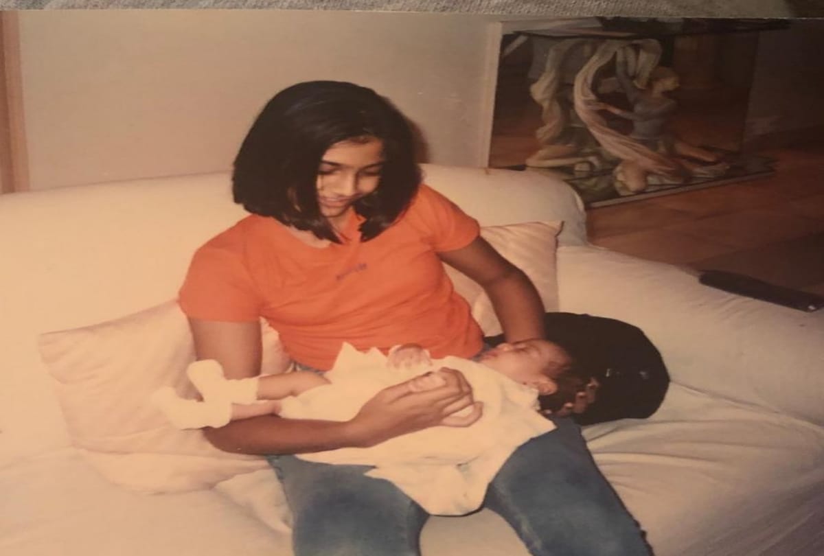 sonam kapoor shared throwback photo with janhvi kapoor on her birthday
