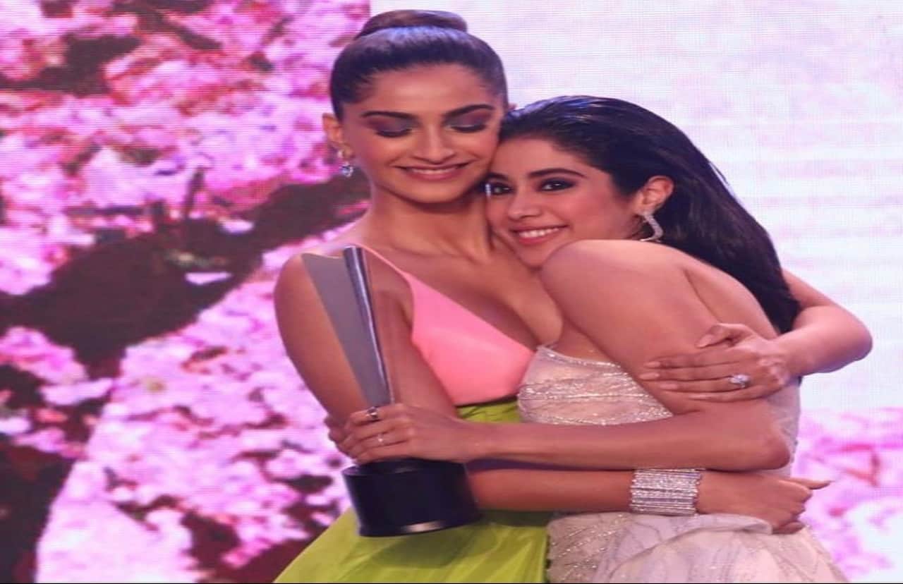 sonam kapoor shared throwback photo with janhvi kapoor on her birthday
