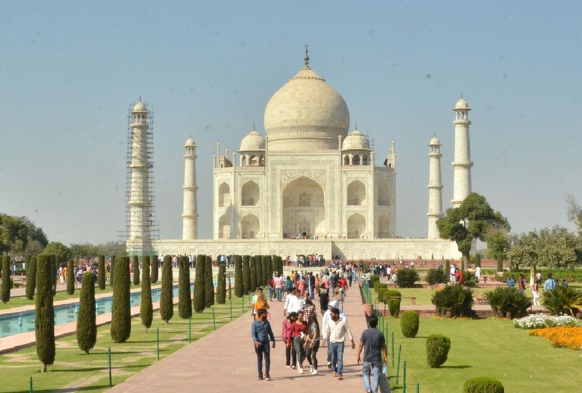 tourists do not follow covid-19 guidelines at taj mahal