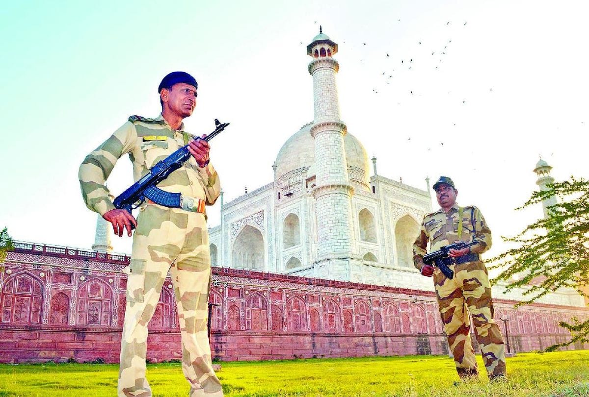 huge crowd of tourists gathered at taj mahal on weekend