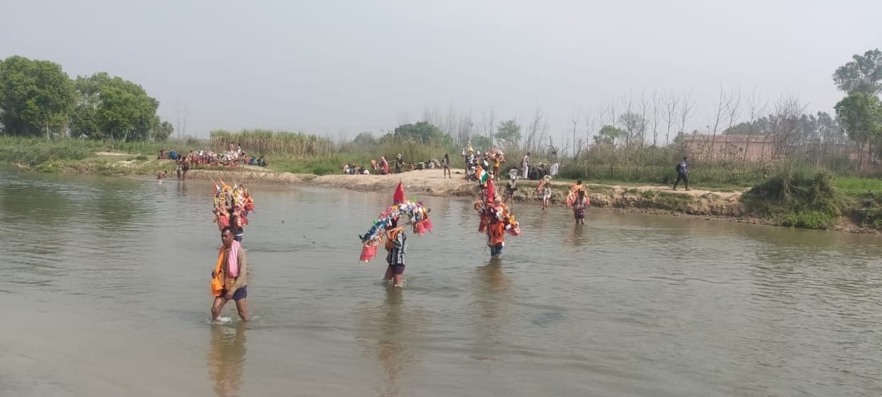 Crossing the Solani River putting life at risk