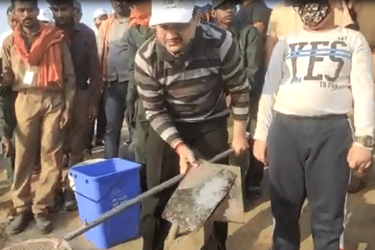 Mahaabhiyan of cleaning for ganga: employees and social workers clean 84 ghats in morning for clean ganga campaign