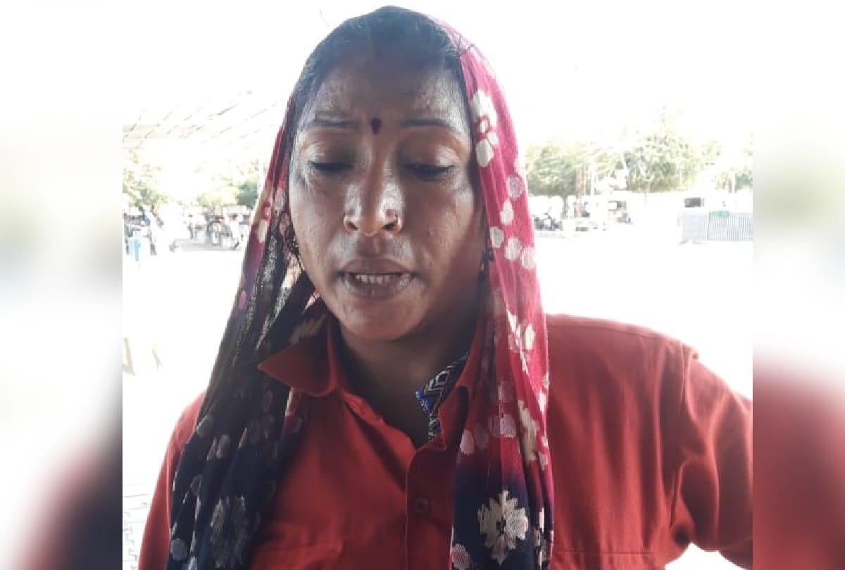 international womens day: mundra devi first woman porter of Agra Rail Division