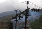 बागेश्वर के हरसिला में जलता चीड़ का पेड़ और क्षतिग्रस्त बिजली का पोल। संवाद न्यूज एजेंसी