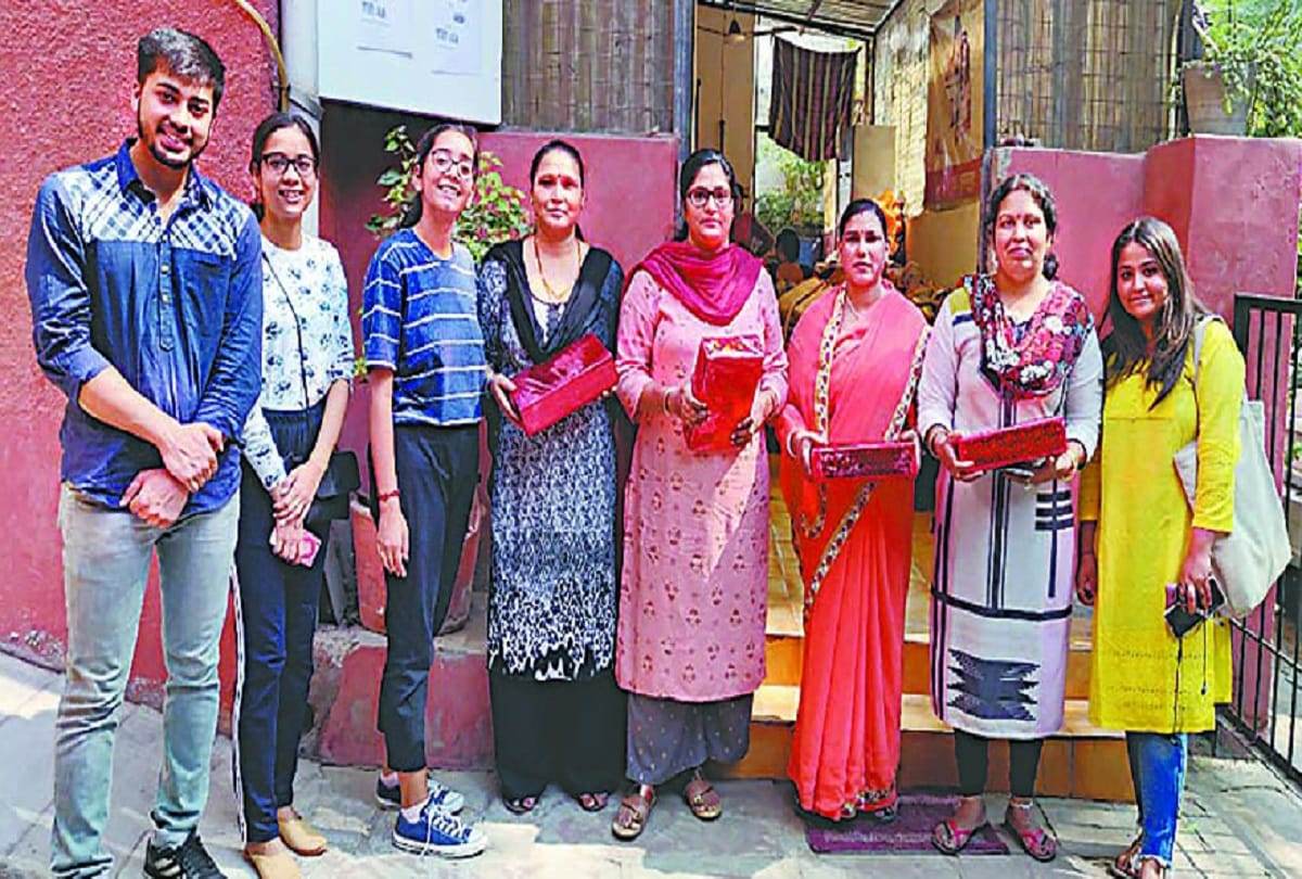 Delhi News : Students are making women self reliant