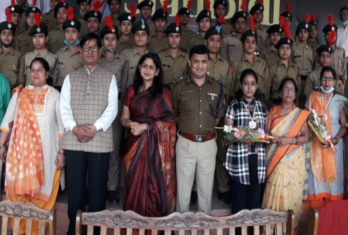 Amar Ujala Aparajita Program Cricketer Muskan Sonia and CS Sarakshi honoured