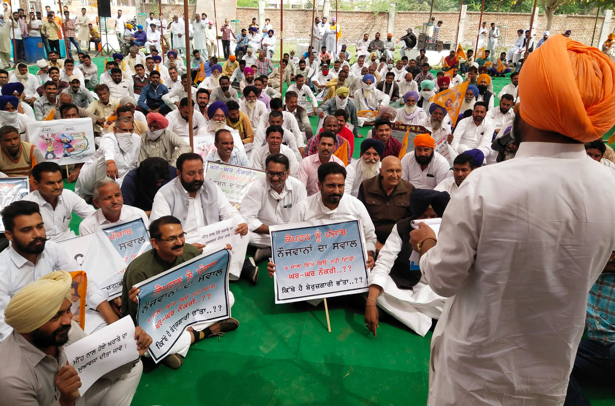 Akali Dal protest in front of SDM office in Abohar