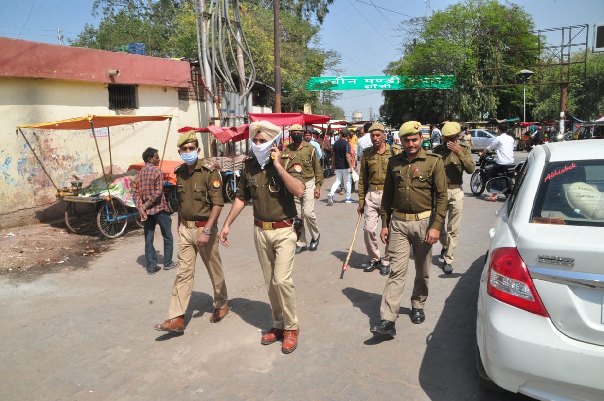 police doodi, mandi road pr chal rhi aavedh paking hatayi