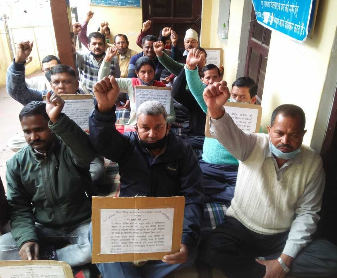 Contract workers angry due to ignoring of movement