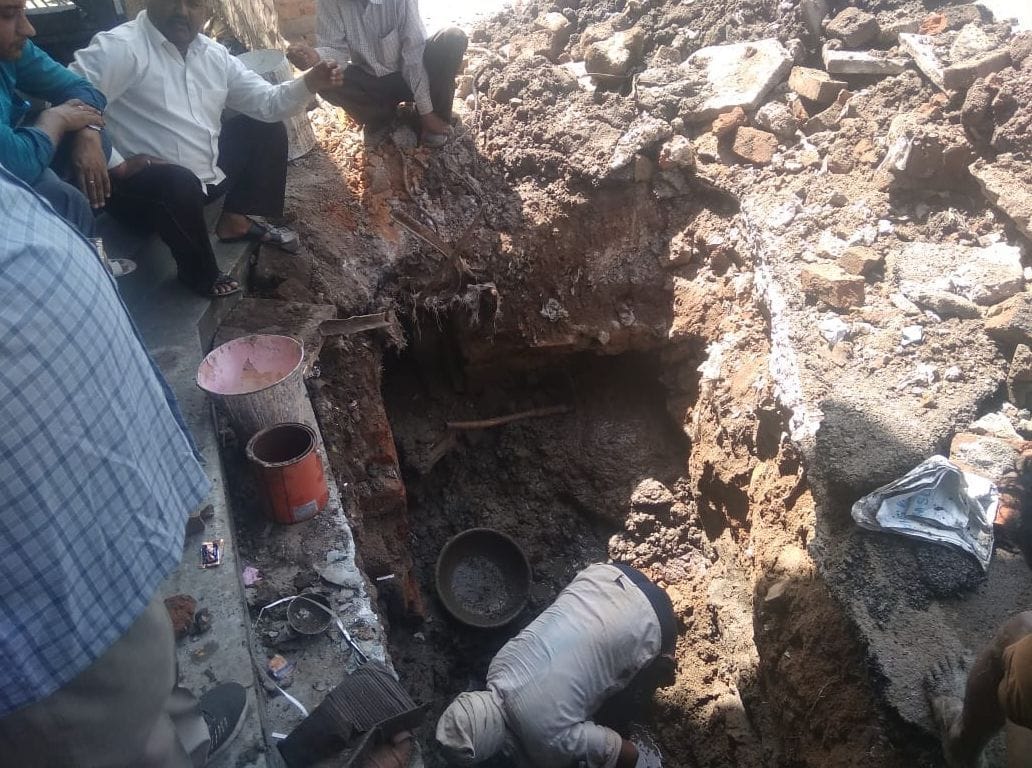 sipri bajar me paip lime ki sifiting ka kam suru