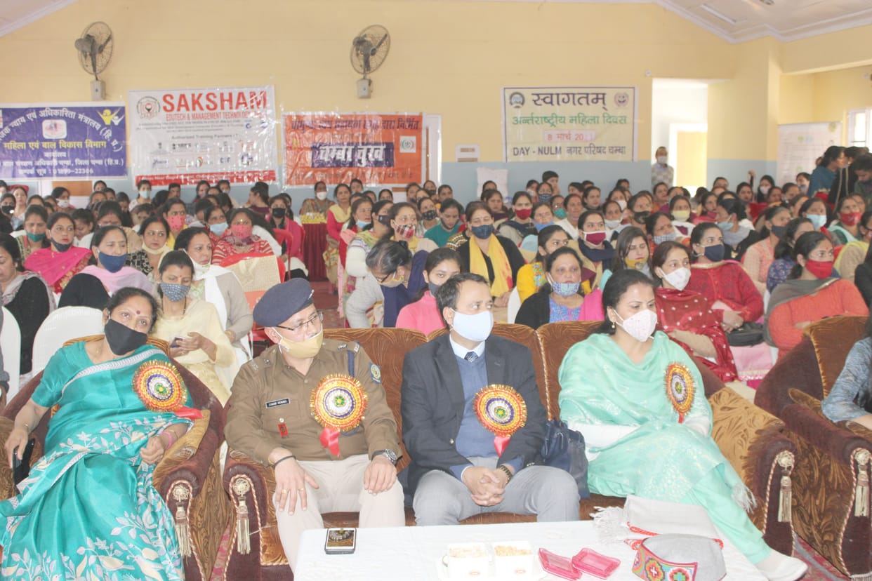 Anganwadi workers hurt domestic violence by presenting drama