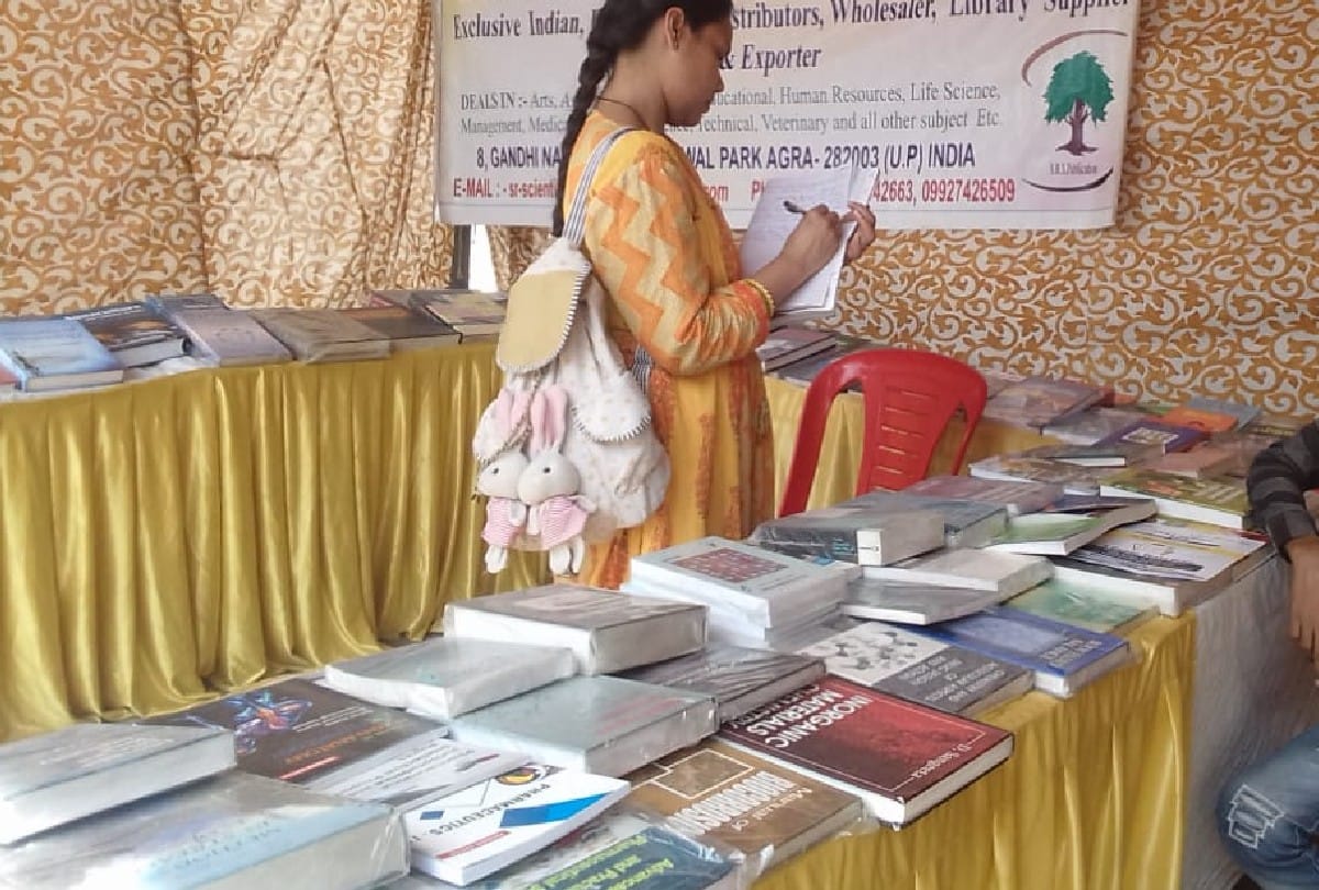 Books sold for 20 lakh rupees in book fair agra