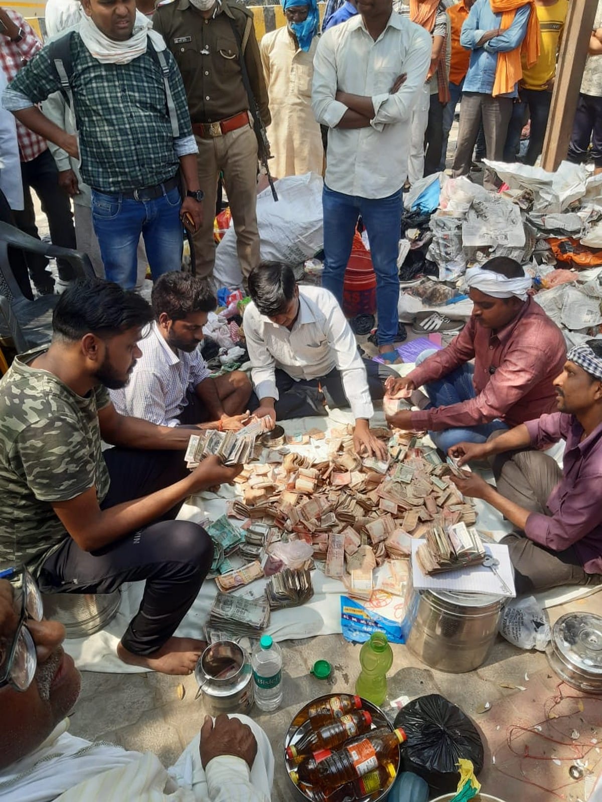 Coins and notes found in investigation of sadhu house after death was lakhpati in mau