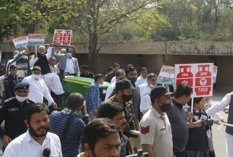 Haryana : Former CM bhupinder singh hooda protest against hike in petrol diesel price along with congress MLAs