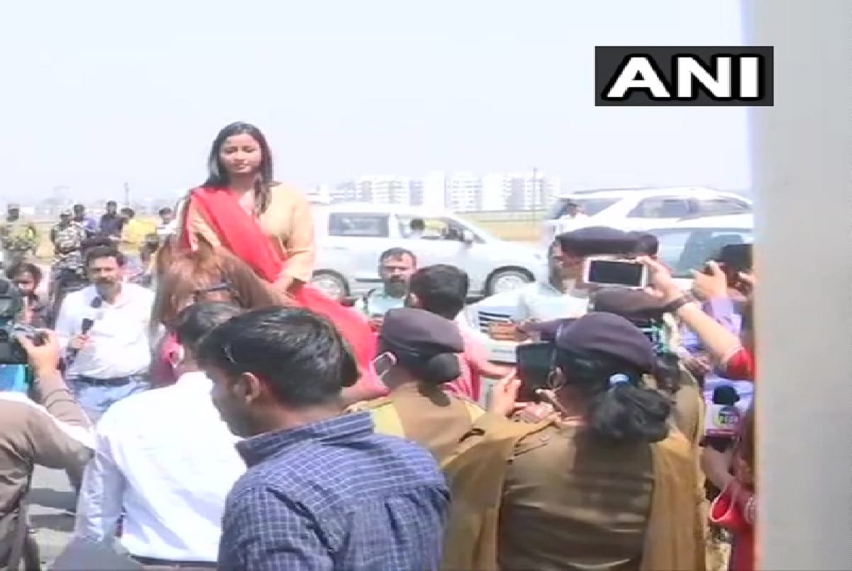 Jharkhand: Congress MLA Amba Prasad arrives at the Assembly riding a horse in Ranchi