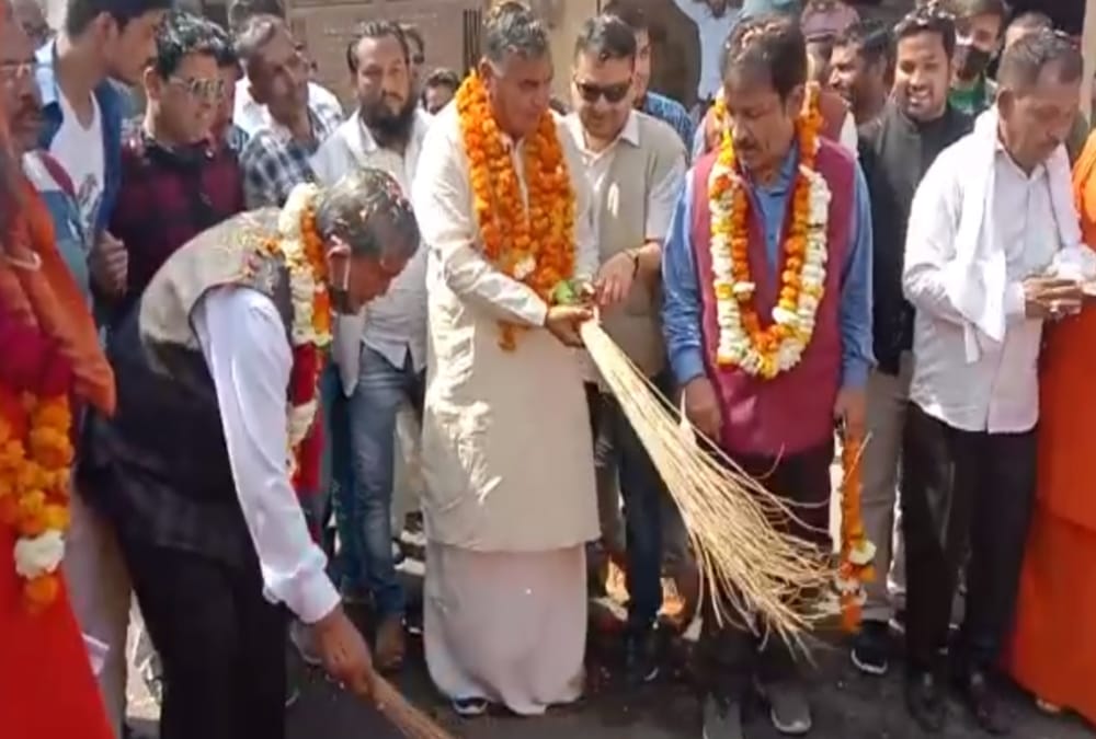 Haridwar Kumbh Mela 2021: Uttarakhand Former CM Harish Rawat Welcome Peshwai By play Dhol photos