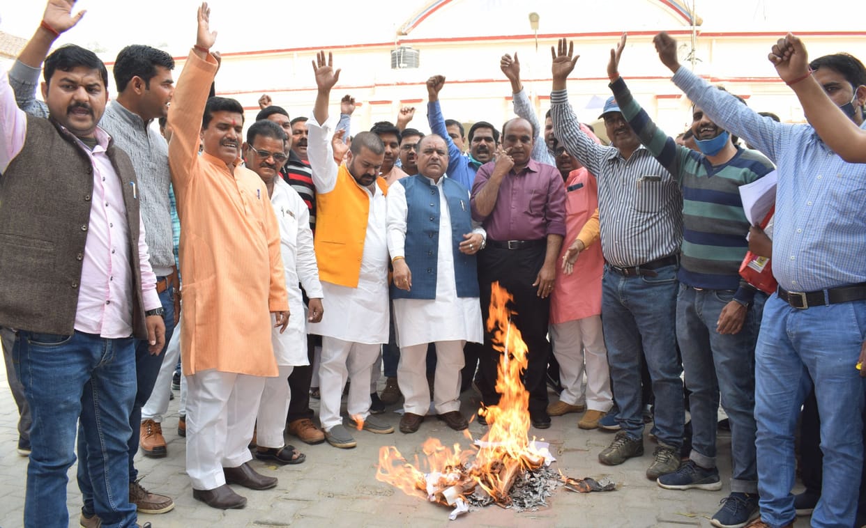 Incendiary teacher officials burnt copies of bill