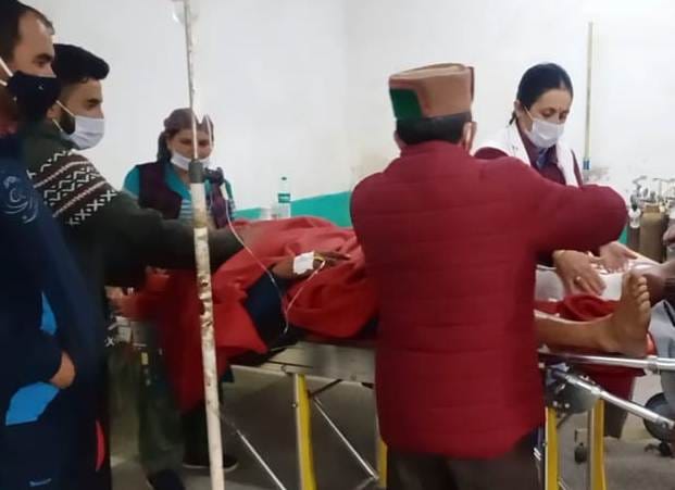 rampur news crime news car accident one injured in chopal dbhas
