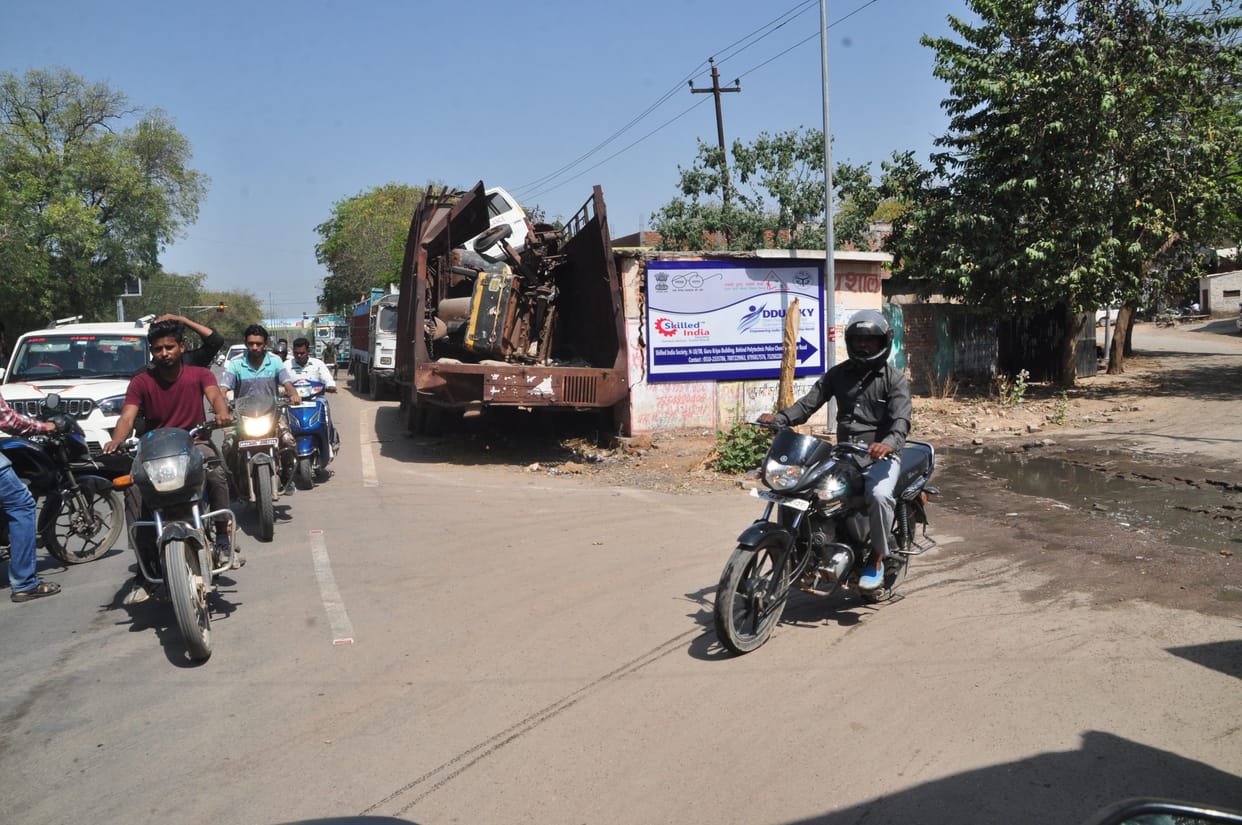 police ko nhi hai aapki jindi ki chinta, sadak pr khud sambhal kr chaliye
