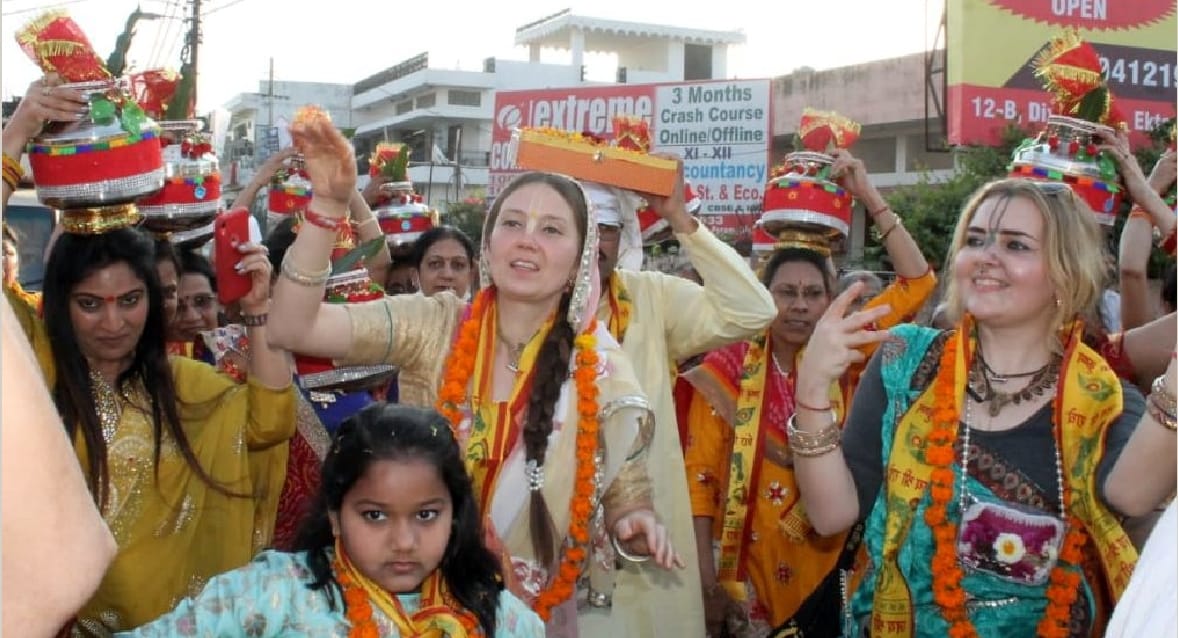 Devotees pulled the chariot of Lord Jagannath amidst Pushpavarsha