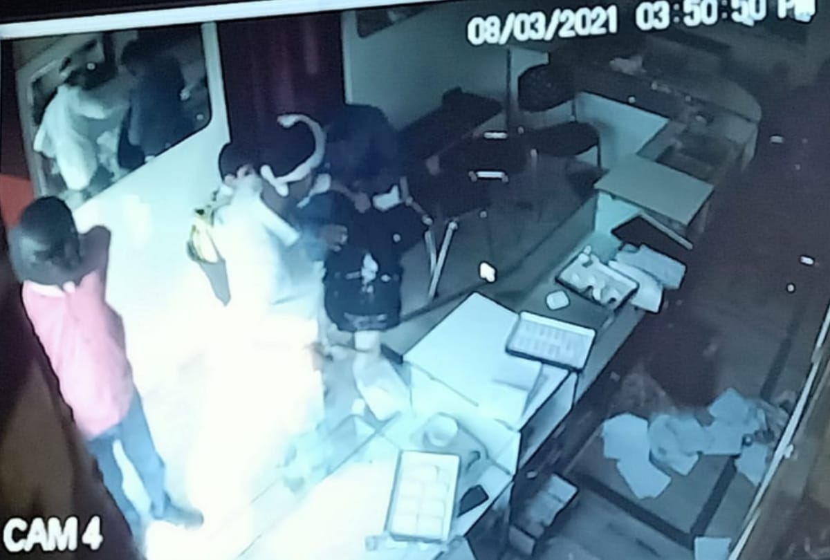 Lucknow: Three miscreants who came as customers in bullion shop looted 35 lakhs, imprisoned in CCTV