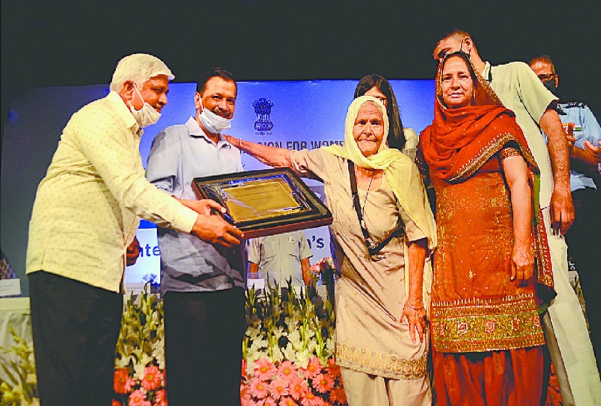 Chief Minister Arvind Kejriwal honored Dadi Mohinder Kaur