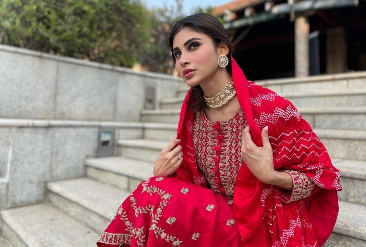 Today’s Fashion These Mouni Roy Beautiful Earrings Styles Stole Everyone's Attention