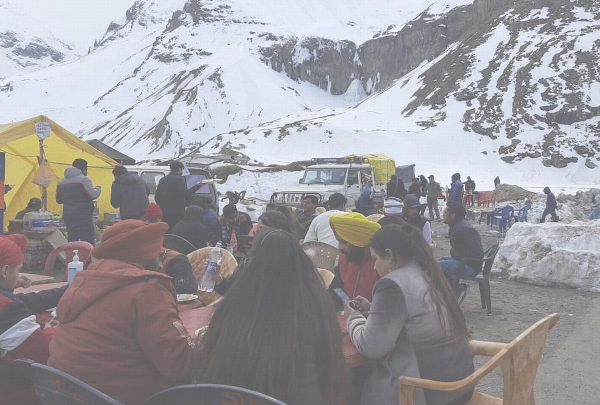 fresh snowfall in narkanda shimla kunzum pass and rohatng lahaul