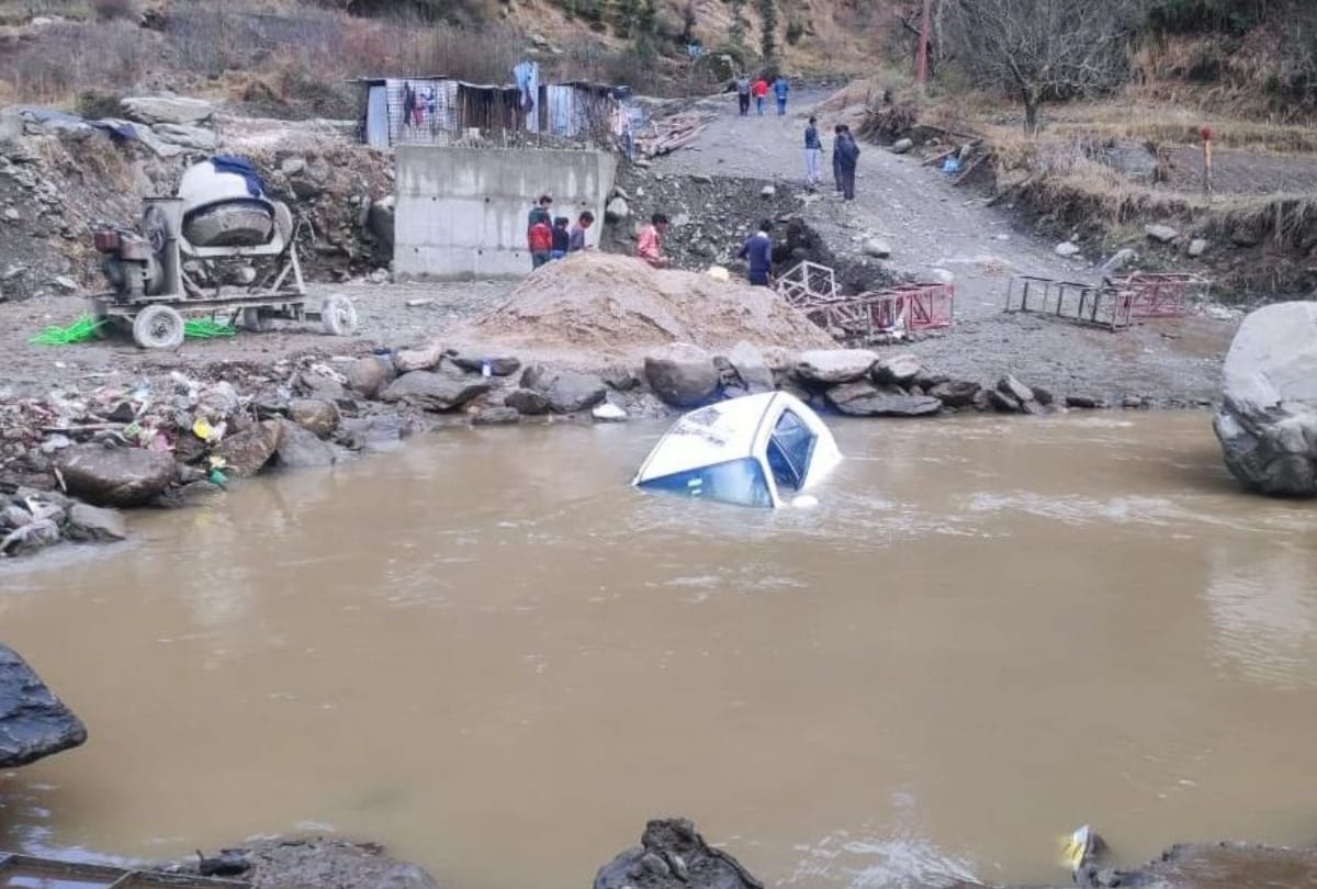 Himachal News: One killed as Car drowned in Bhekhli khadd janjehli mandi