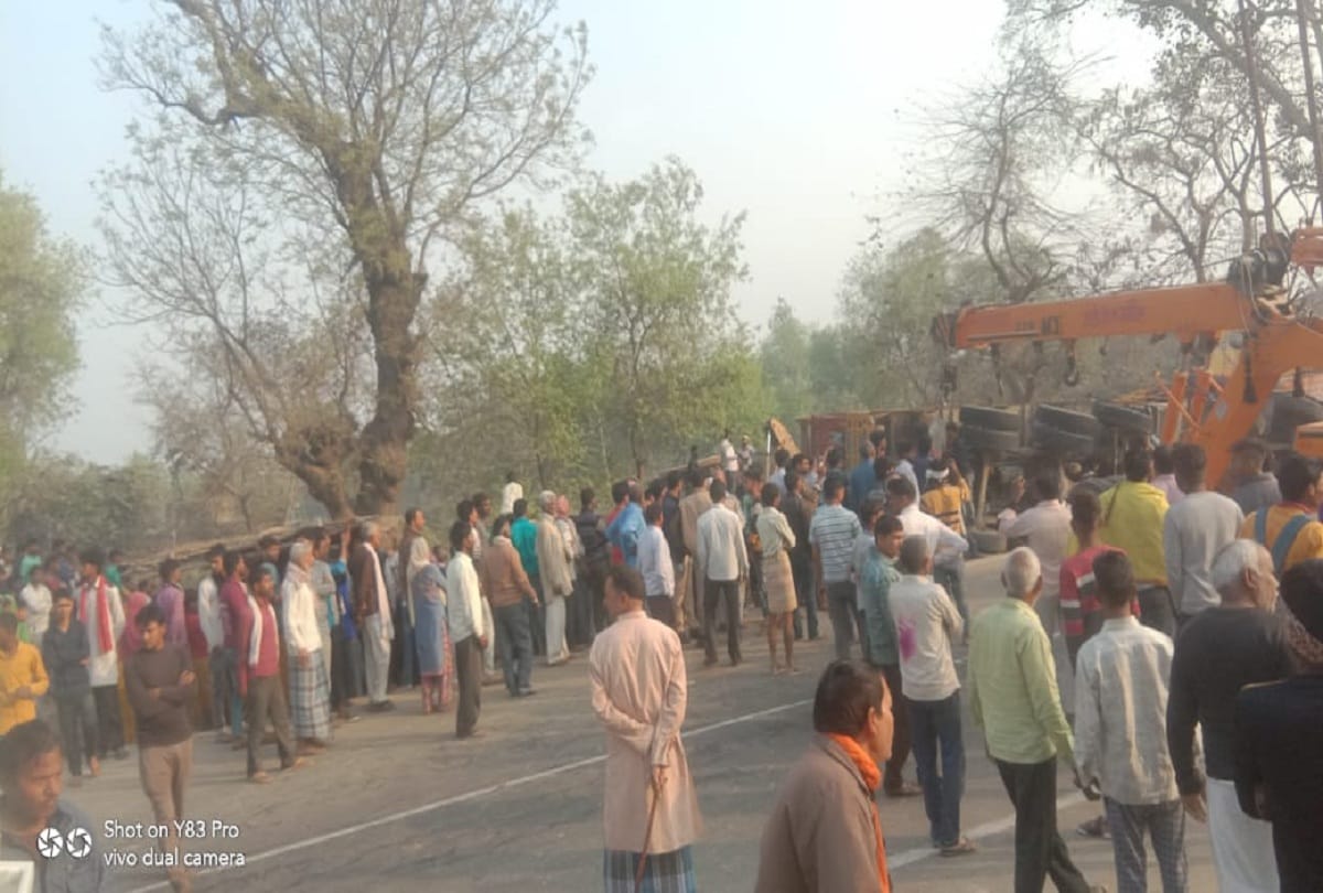 Raebareli Truck Accident News Truck overturns at hotel
