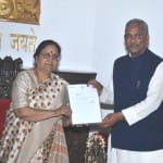 राज्यपाल को इस्तीफा सौंपते त्रिवेंद्र सिंह रावत