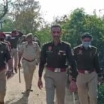तलाशी अभियान चलाती पुलिस।