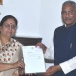 उत्तराखंड के मुख्यमंत्री त्रिवेंद्र सिंह रावत राज्यपाल को अपना इस्तीफा सौंपते हुए