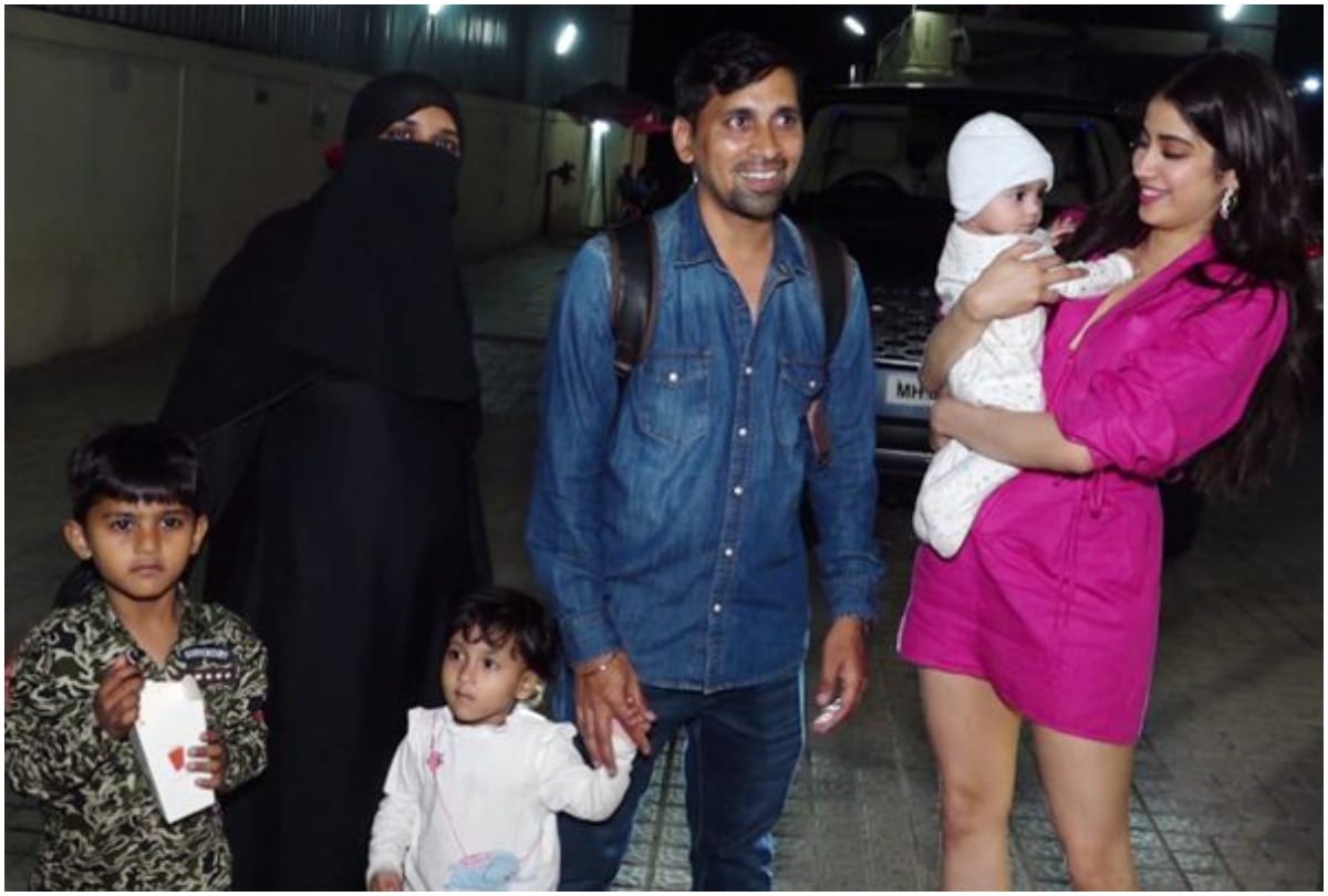 Janhvi Kapoor Invites Her Assistant And His Family For Her Upcoming Film Roohi Screening