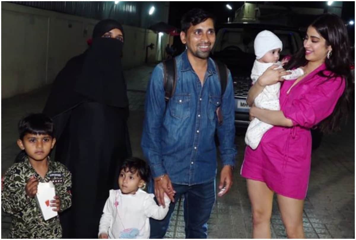 Janhvi Kapoor Struggles To Change Clothes In A Car As She Took A Flight After The Film Promotions