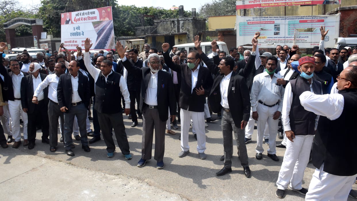 Advocates open front against DM and SDM Sadar