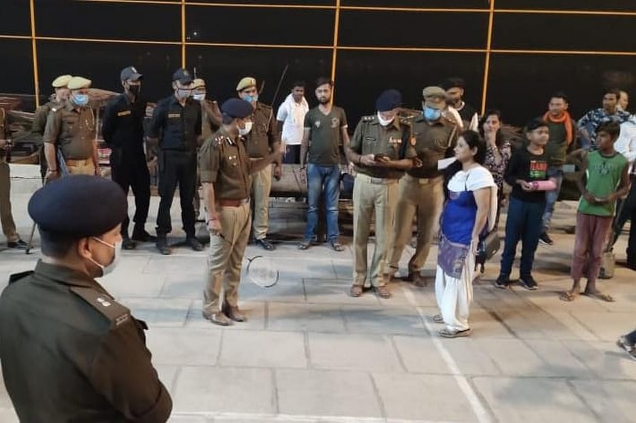 Varanasi SSP played badminton with children