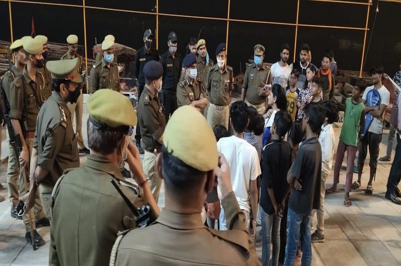 Varanasi SSP played badminton with children