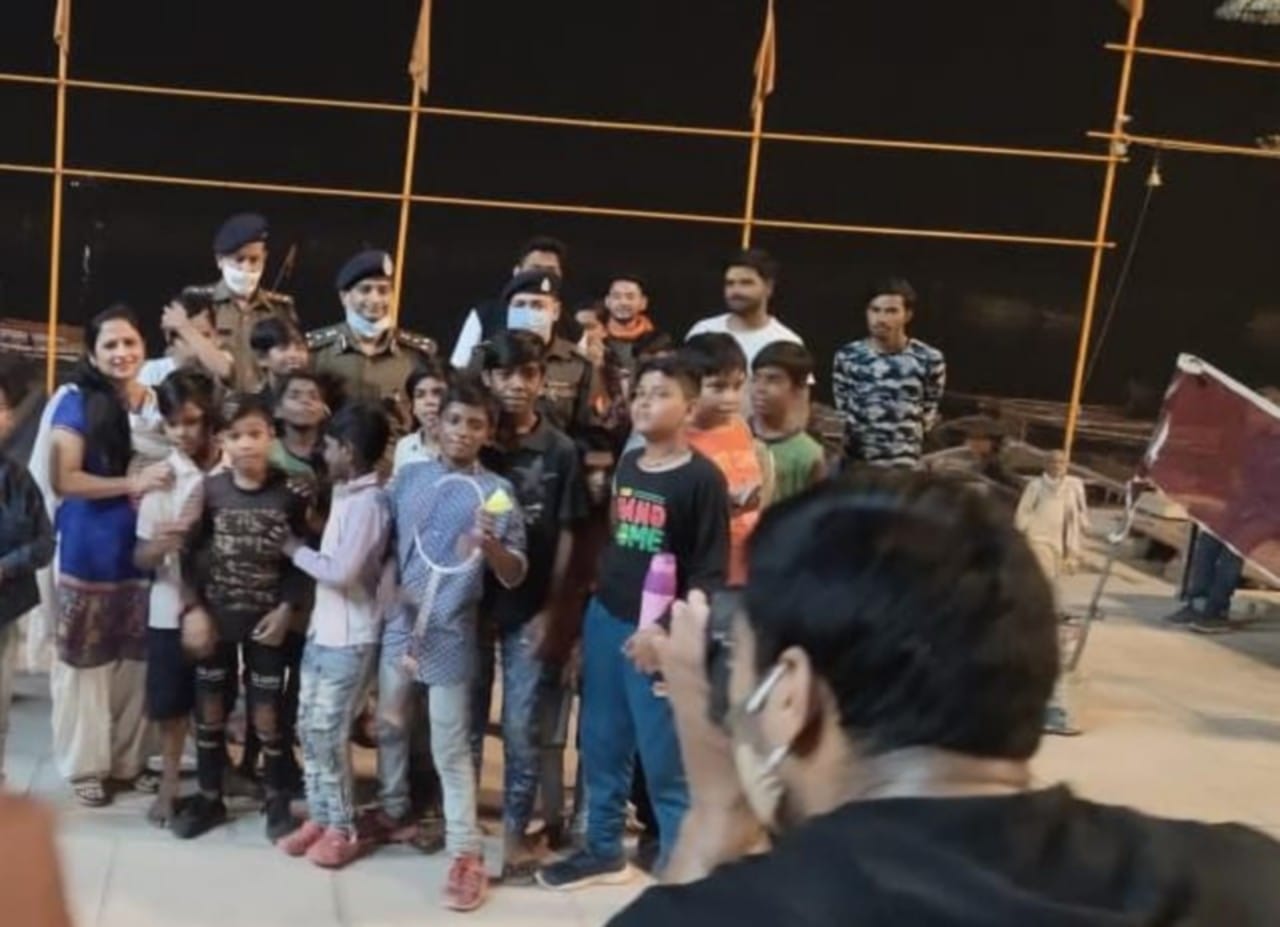 Varanasi SSP played badminton with children