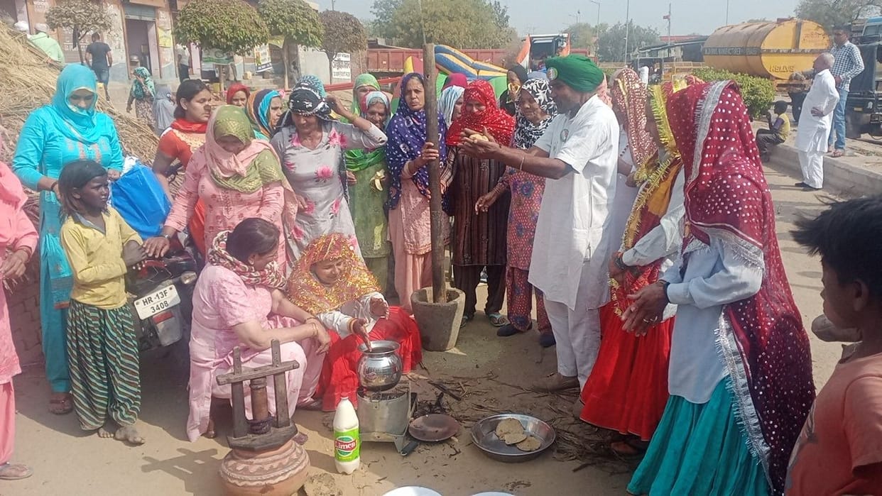 Women removed butter in the movement, made khichdi made of millet