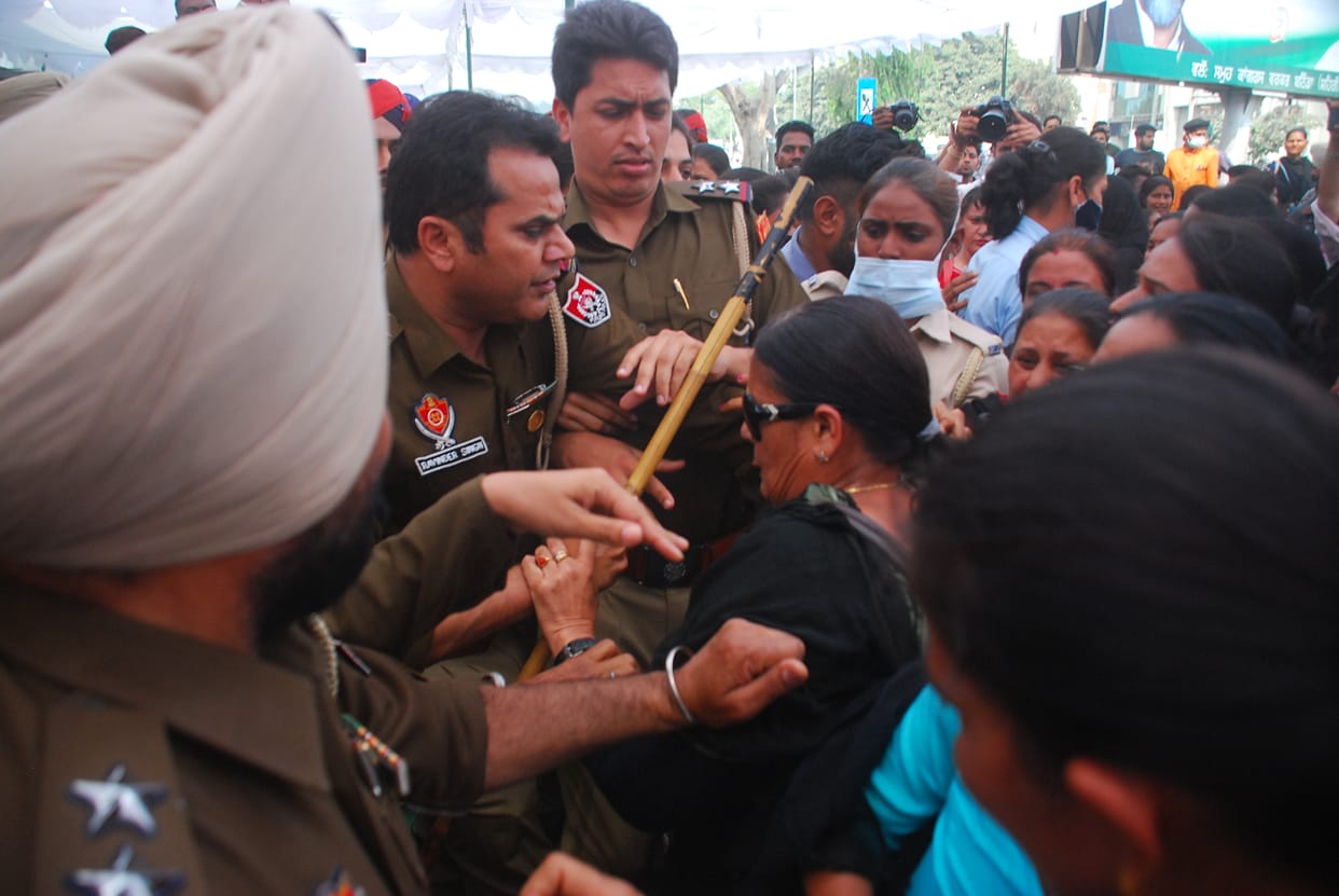 Anganwadi workers demonstrated in Bathinda