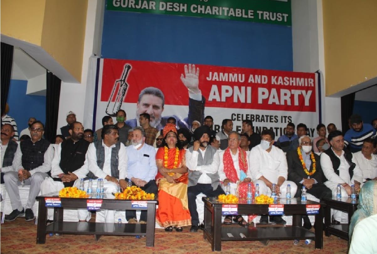 Resignation of four leaders including the woman president of apni party