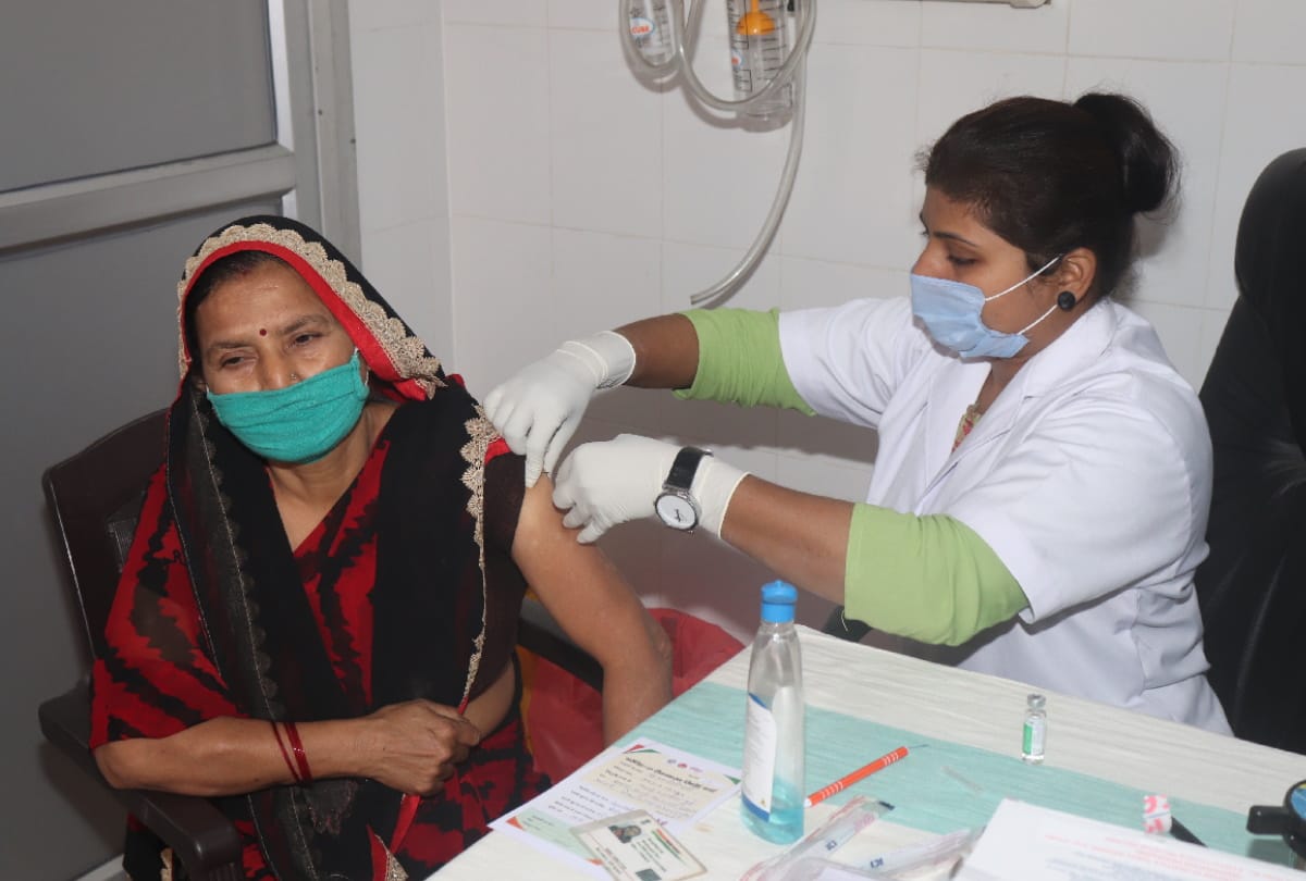 45 years old man get vaccine from today in Basti