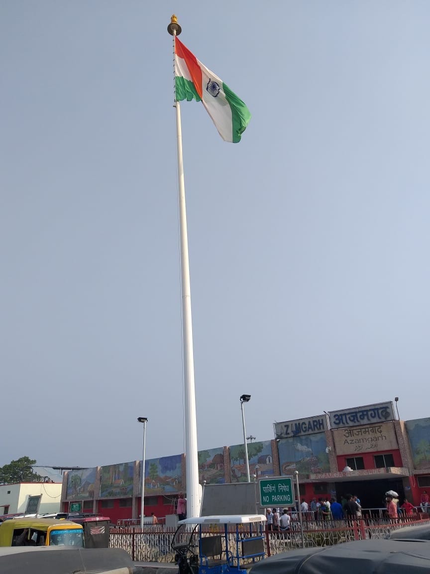 100 feet high tricolor started making waves at Azamgarh railway station