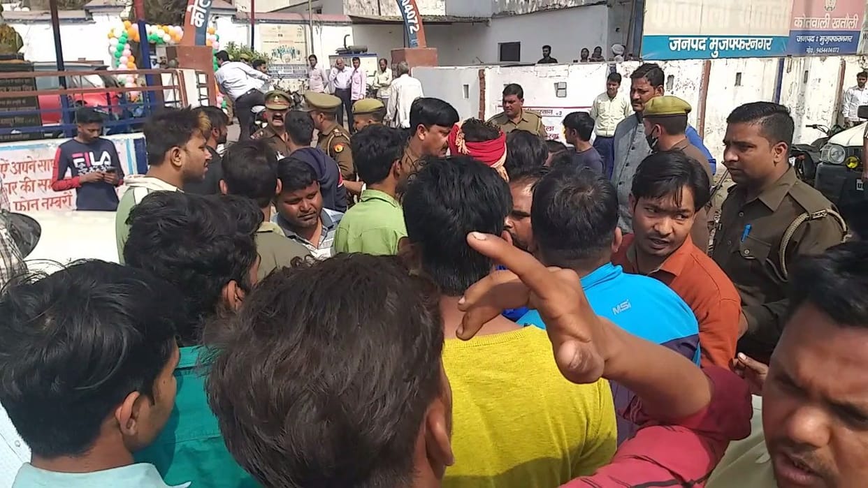 Bhim Army demonstrated at Khatauli police station